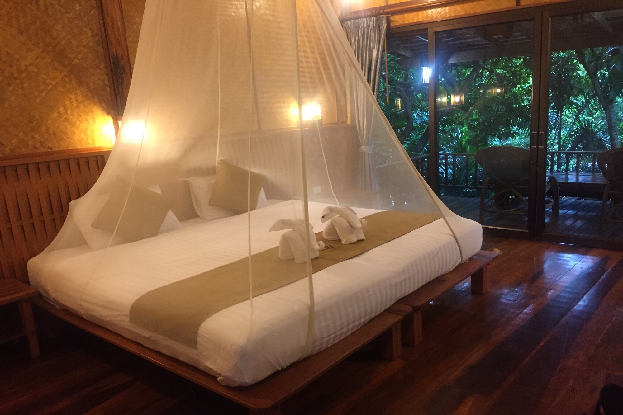 mosquito-courtain-in-thailandia-hotel-RRQH69X_2000x1333