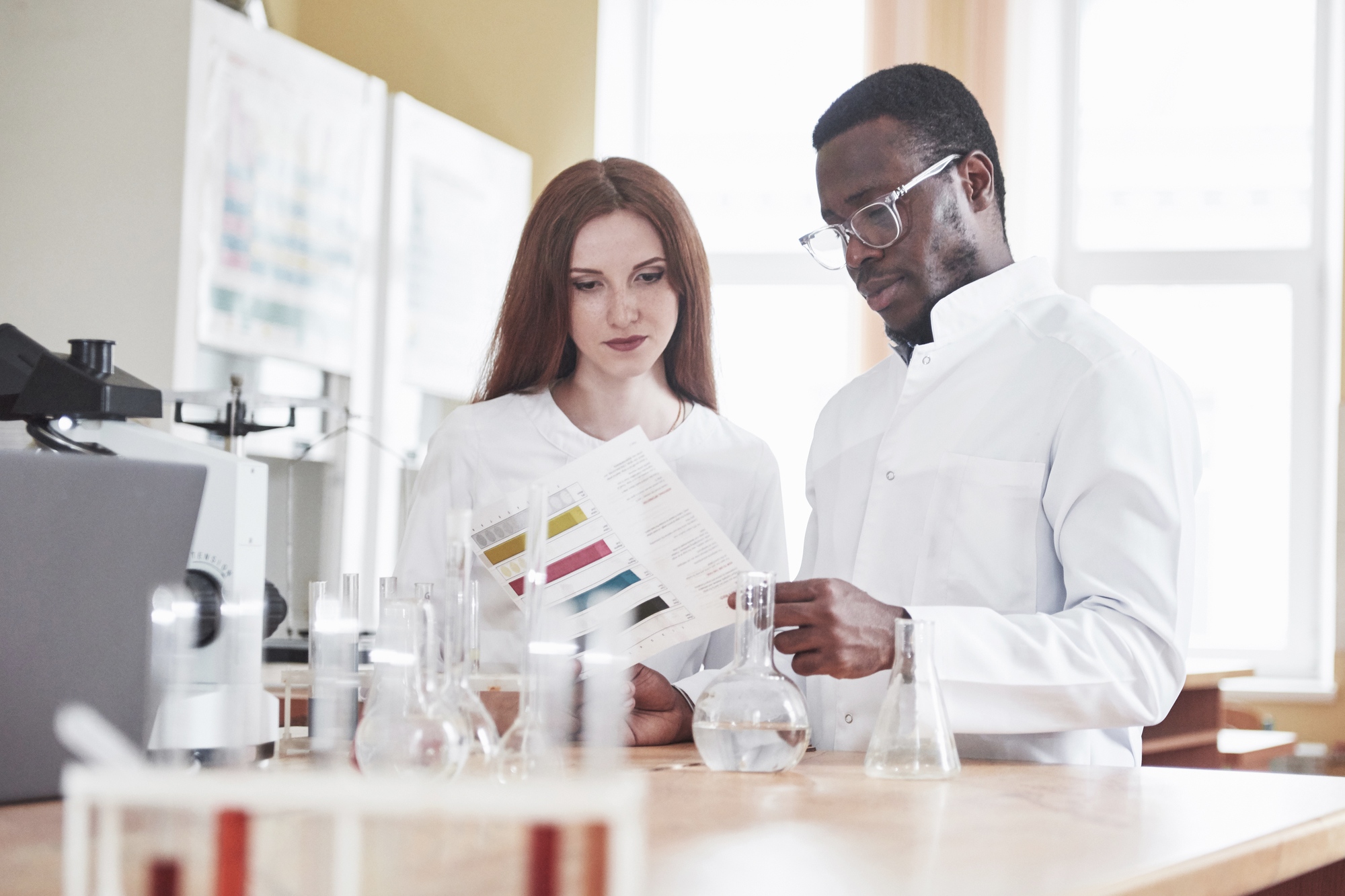 Scientists work closely with the microscope in the laboratory by conducting experiments and analyzes.